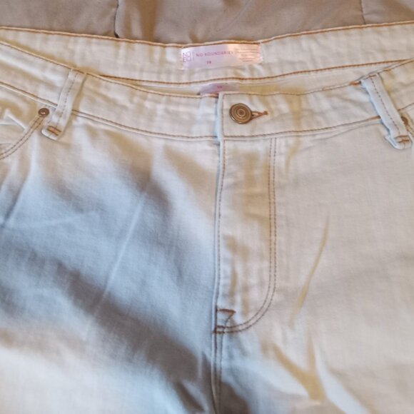 No Boundaries Plus Light Wash Frayed Ankle Jeans - Size 19 - NWOT - Picture 3 of 5